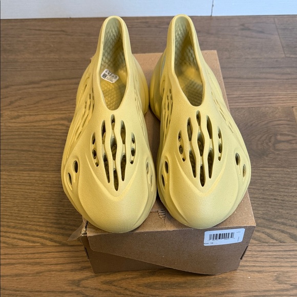 Men’s Adidas Yeezy Foam Runner Slip-On slide sulfur size 10